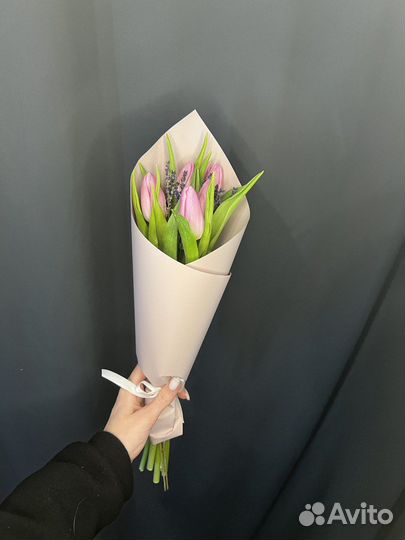 Розовые тюльпаны с лавандой