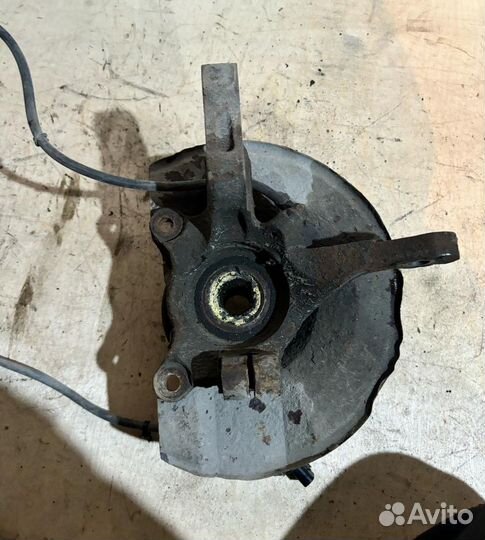 Кулак поворотный передний правый Mitsubishi Lancer