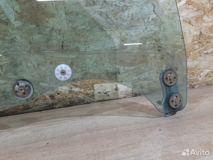 Стекло двери переднее правое Subaru Baja B12