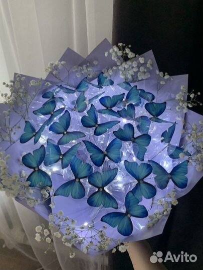 Букет из бабочек светящейся с гипсофилой