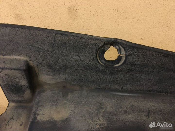 Кожух замка капота Nissan Tiida C11