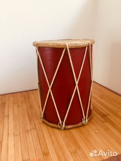 Винтажный красный барабан/бонго