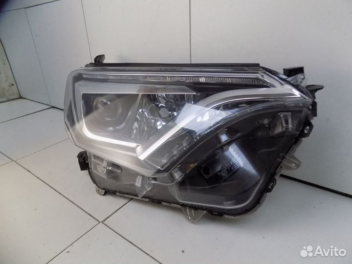 Фара правая Toyota RAV4