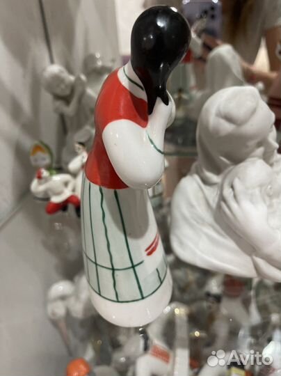 Девушка расчёсывает косу Полонне фарфор статуэтка