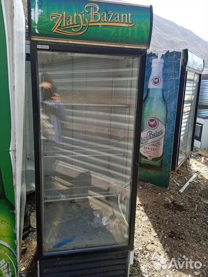 Витринный холодильник находится в хаджалмахах