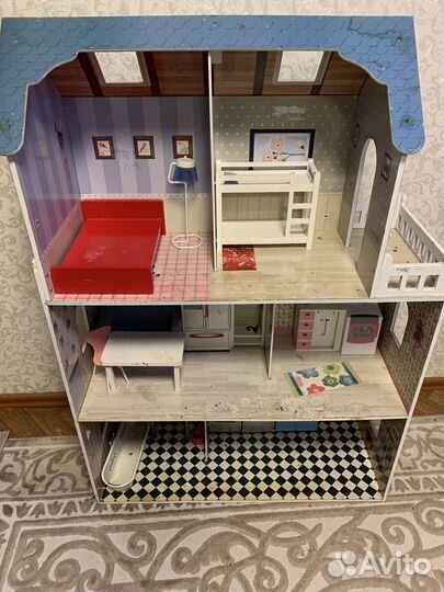 Кукольный домик с мебелью