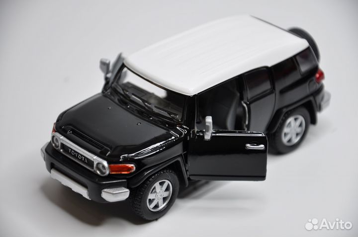 Модель автомобиля Toyota FJ Cruiser металл