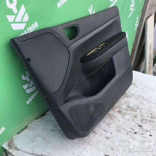 Обшивка двери передней правой Пежо 307