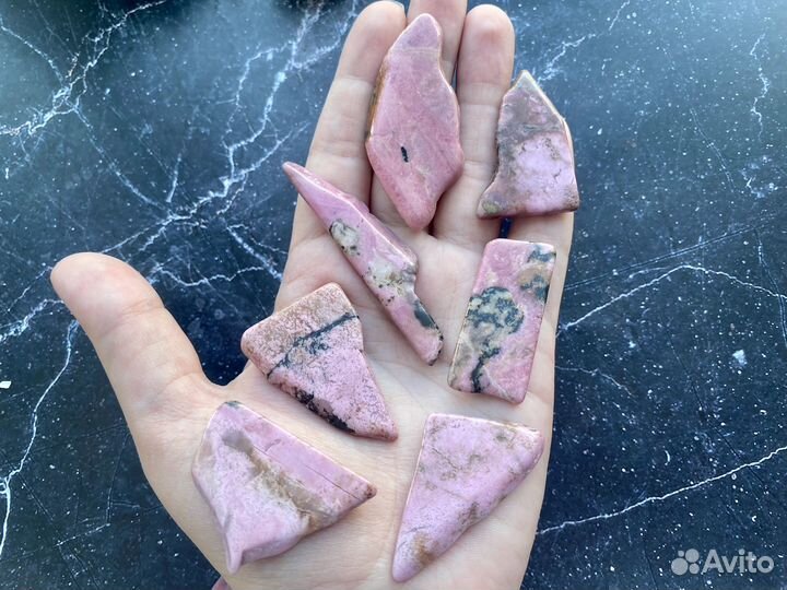 Родонит натуральный камень