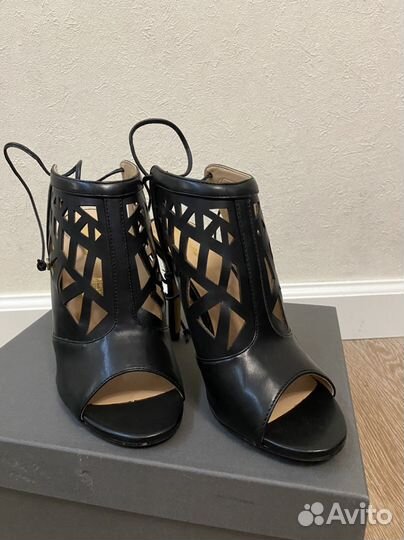 Босоножки Guess