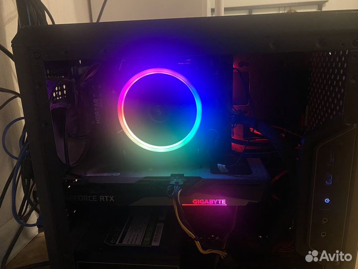 Игровой компьютер с монитором и клавиатурой