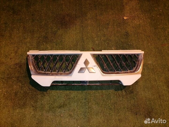 Решетка радиатора MN182509 Mitsubishi Pajero Sport