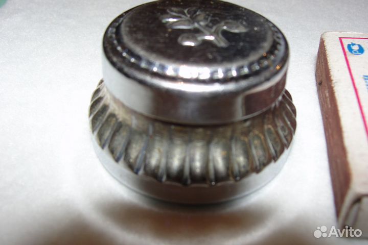 Пудреница (шкатулочка) металлическая. Винтаж