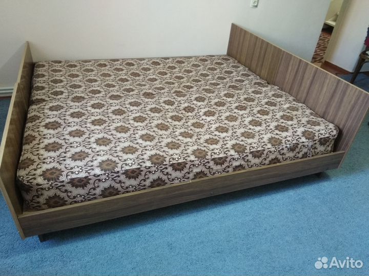 Кровать двухспальная с матрасом 160 200