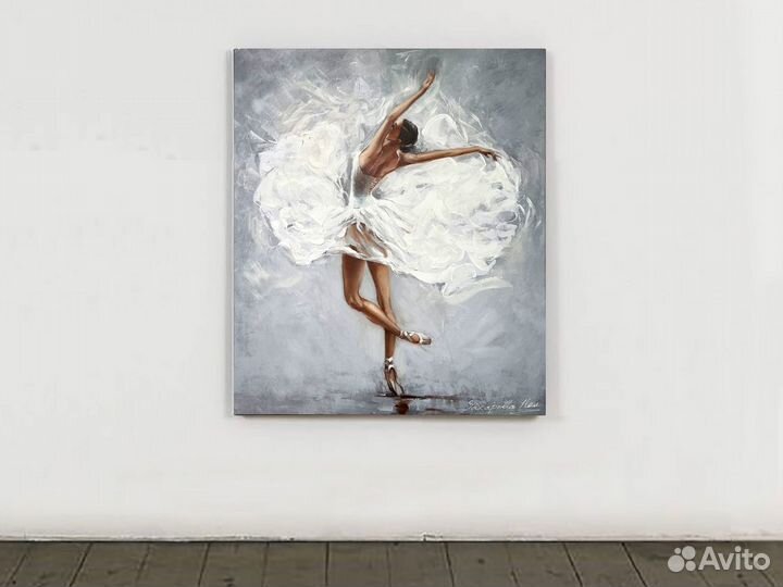 Картина с балериной светло серая в белом платье