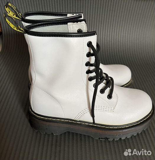 Ботинки типа Martens белые