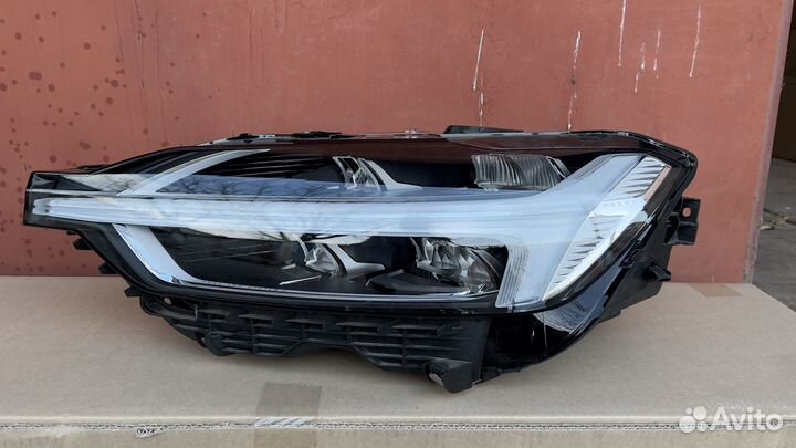 Фара передняя левая Volvo XC60 31656554