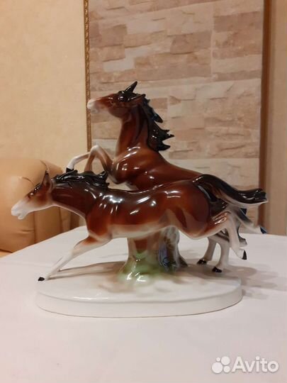 Фарфоровая статуэтка