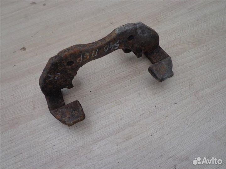 Скоба суппорта переднего Volvo S40 2004