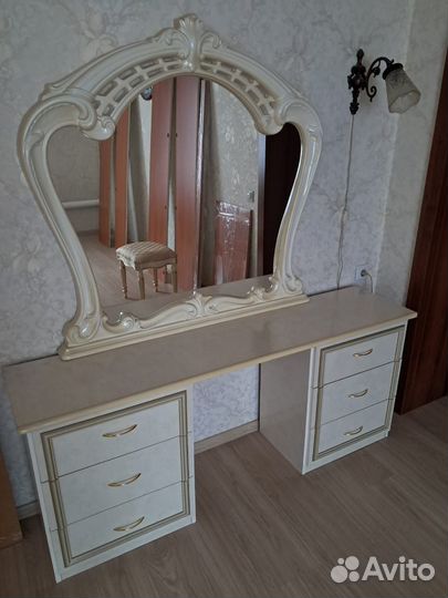 Косметический столик с зеркалом