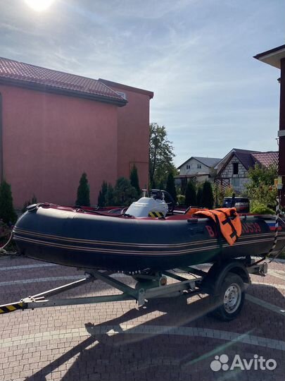 Лодка с мотором и прицепом