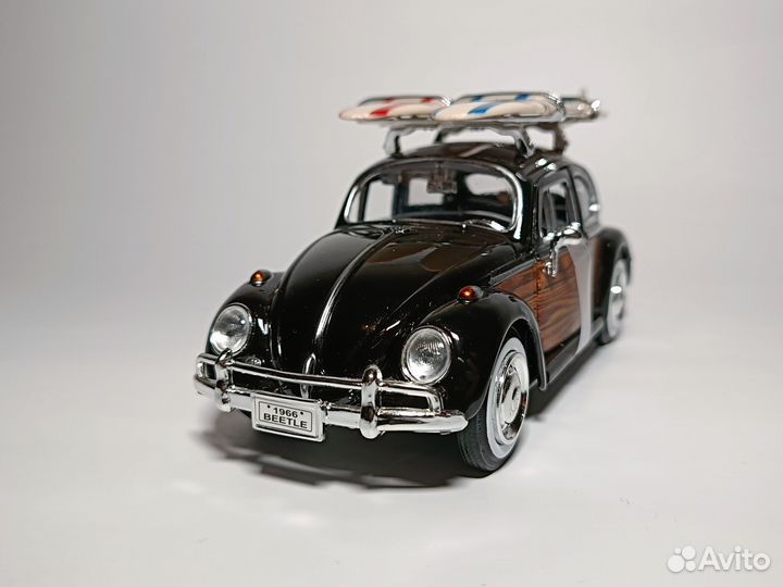 Volkswagen Beetle with Surfboard 1:24 Motormax