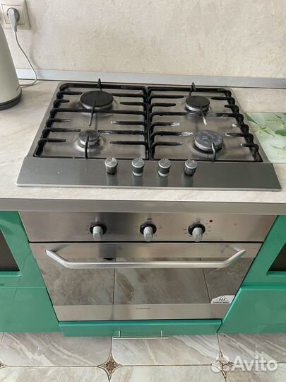 Плита газовая, духовой шкаф и вытяжка