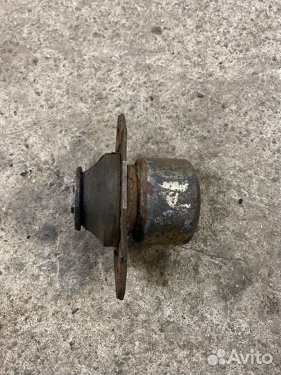 Подушка двигателя Volkswagen Passat B3 1.8 RP