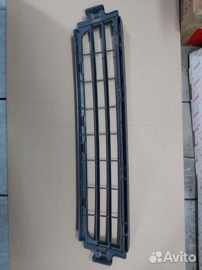 Решетка радиатора нижняя центральная на Volvo S40