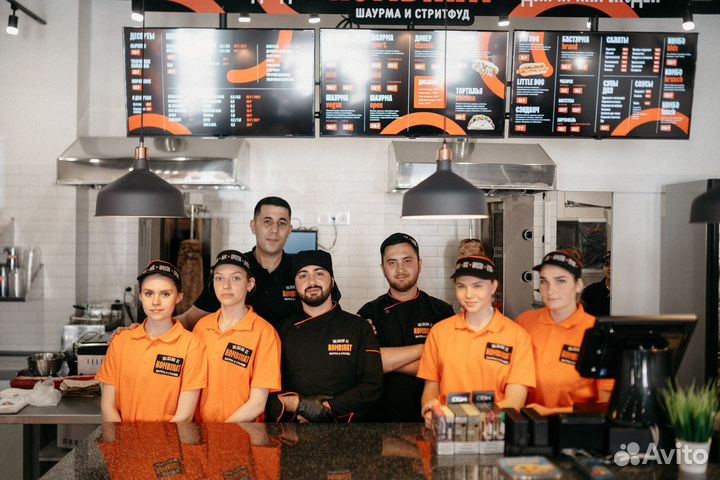 Кассир в стритфуд кафе