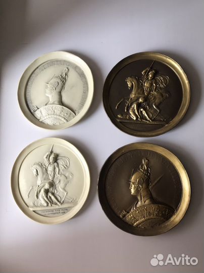 Коллекция настенных плакеток работы графа Ф. Толст