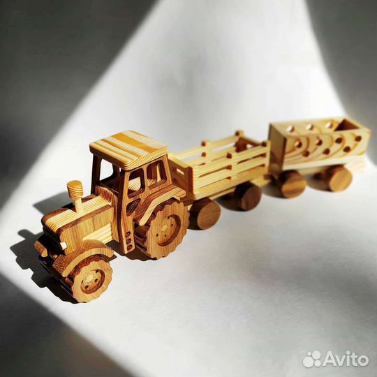 Деревянный трактор с прицепом