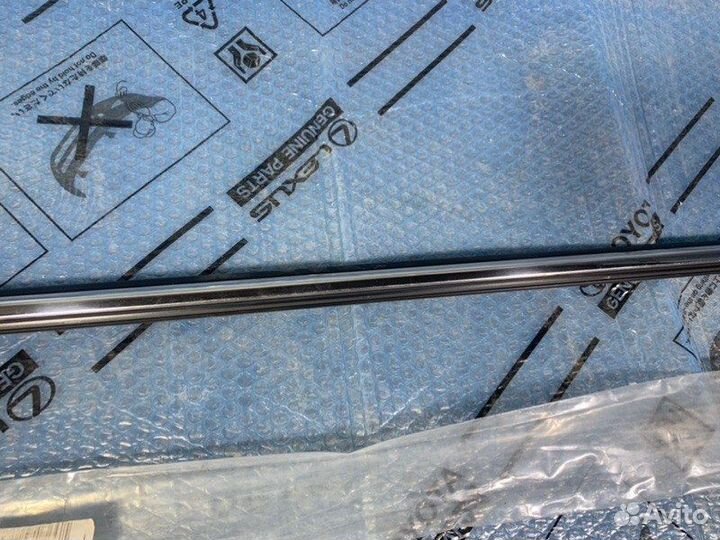 Накладка стекла передняя левая Toyota Rav4 XA40