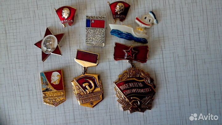 Продам значки и альбомы для значков