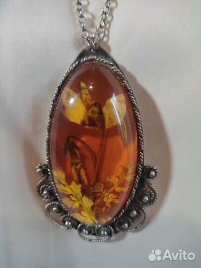 Винтажный кулон из янтаря