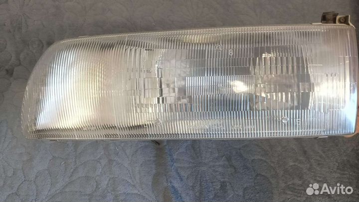 Фара передняя левая Тойота превия 1 покалывания