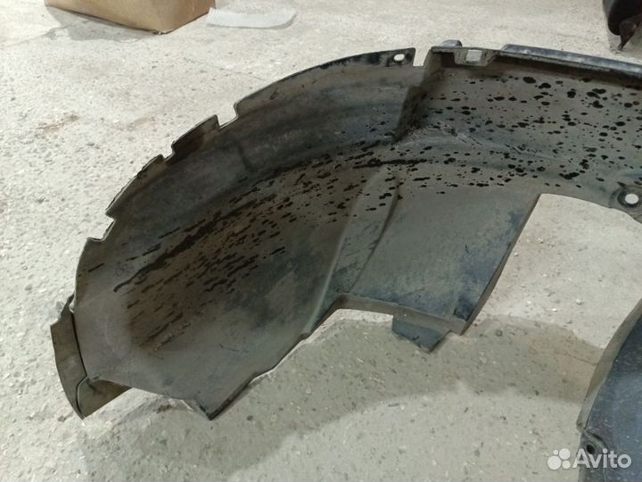 Подкрылок передний Nissan Terrano