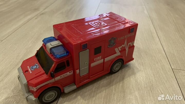 Игрушка машина скорая помощь