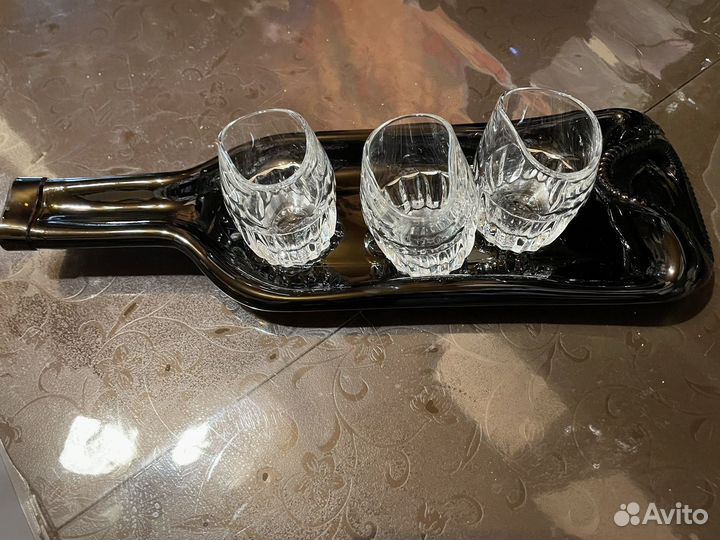 Сплющенная бутылка и рюмки