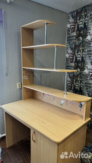 Письменный стол с ящиками и полками