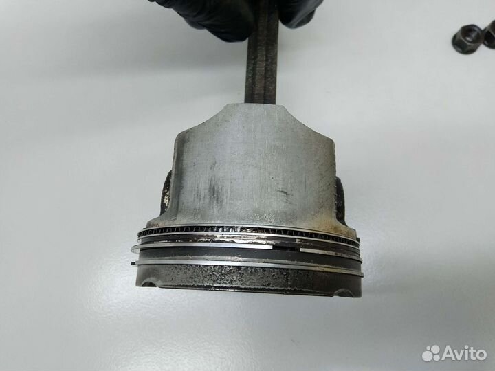 Поршень с шатуном Mazda 323 BA 1998 г.в