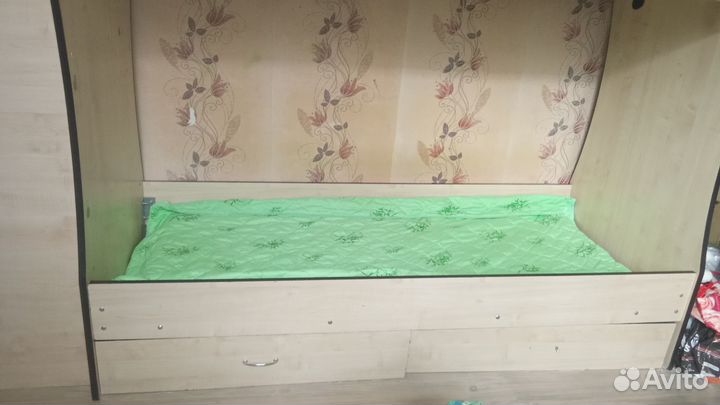 Продам 2 ярусную кровать,3т.без матрасов,самовывоз