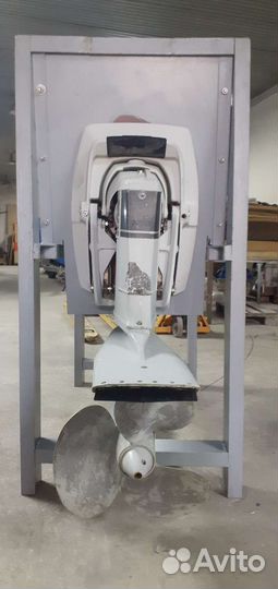 Судовой дизельный двигатель с колонкой