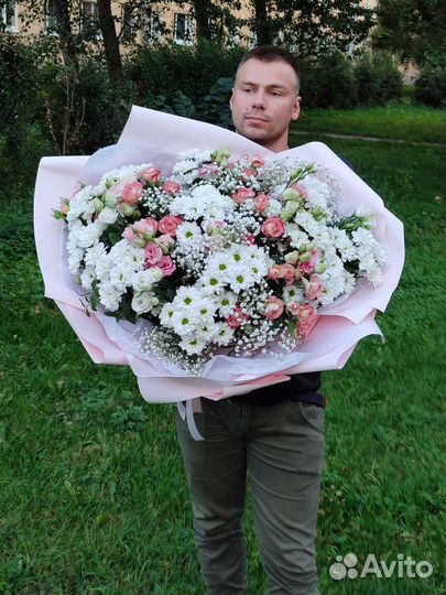 Букет гигант из хризантемы кустовой, розы, эустомы