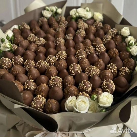 Букет из 100 ягод клубники и розами в Ейске