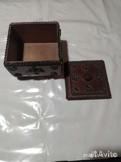 Деревянная шкатулка