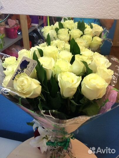 Розы белые с рускусом 19 шт