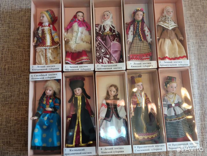 Коллекция фарфоровых кукол в народных костюмах