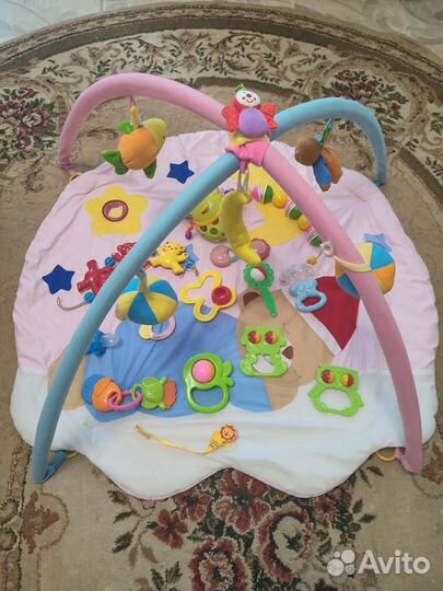 Развивающий коврик и погремушки