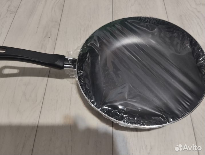 Новая сковорода с антипригарным покрытием